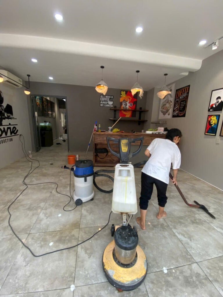 Tổng vệ sinh nhà là dịch vụ làm sạch toàn diện nhà ở theo từng hạng mục, từ trần, tường, sàn đến bếp và nội thất, thường tính giá theo mét vuông.