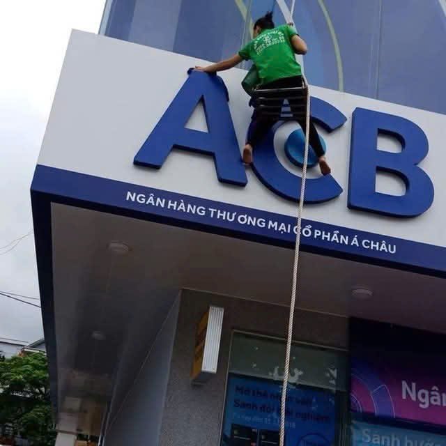 Vệ sinh bảng hiệu ACB