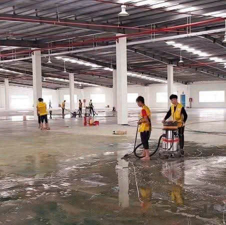 đội vệ sinh công nghiệp tại Đồng Nai đang chà sạch sàn nhà xưởng