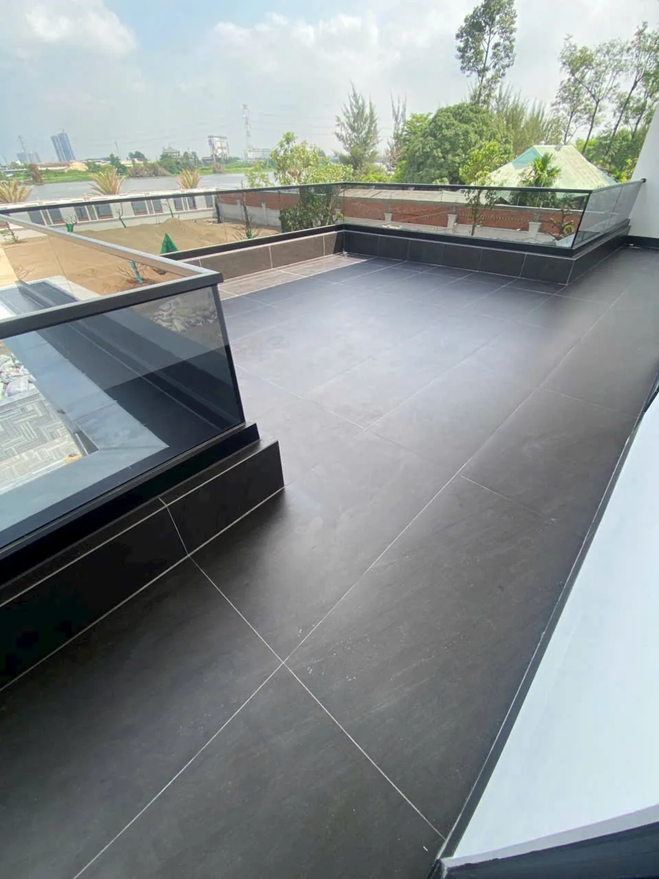 bếp biệt thự Vạn Phúc sạch sẽ sau vệ sinh tổng