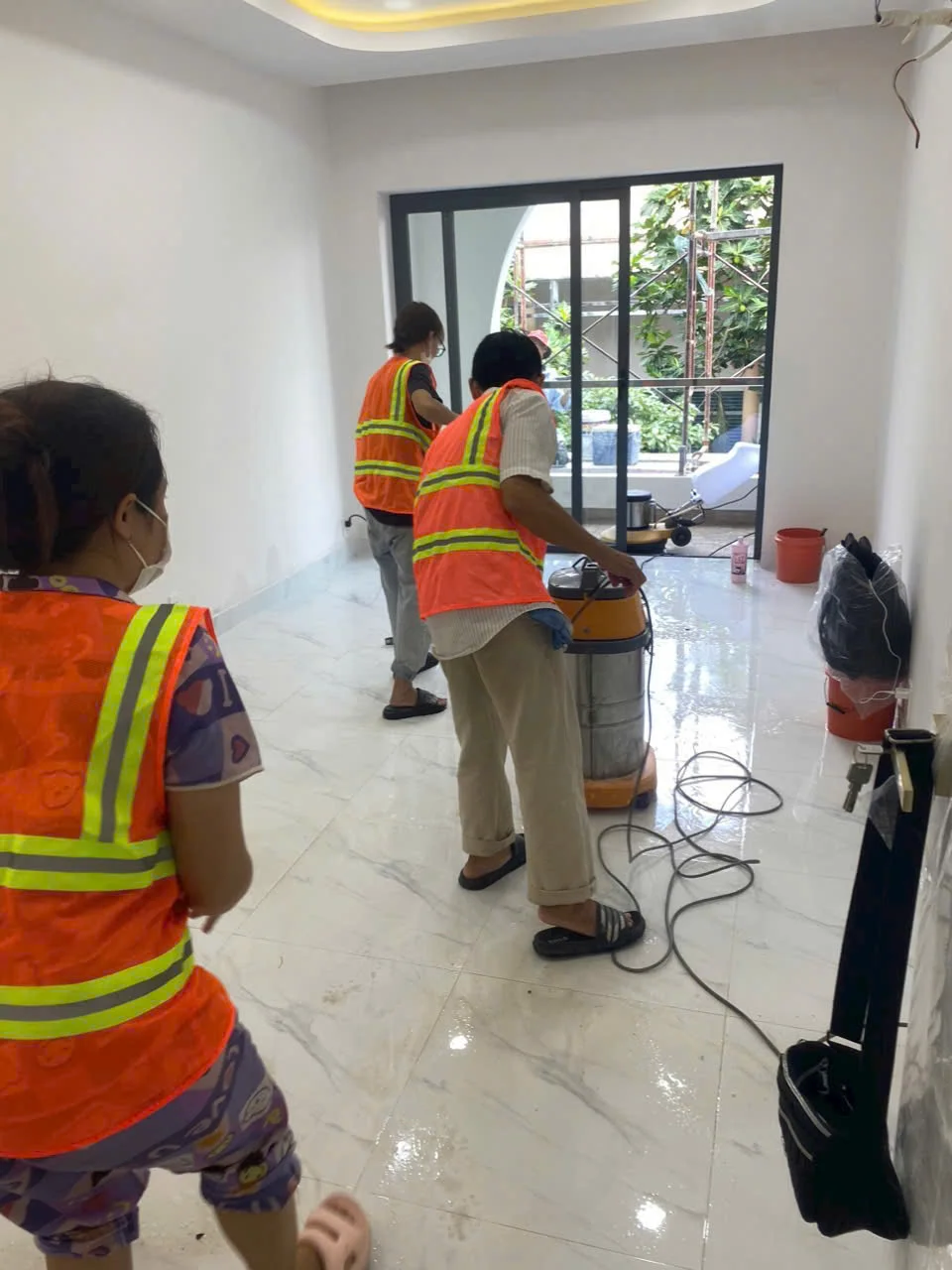 cách tẩy sơn dính trên nền nhà gạch men an toàn