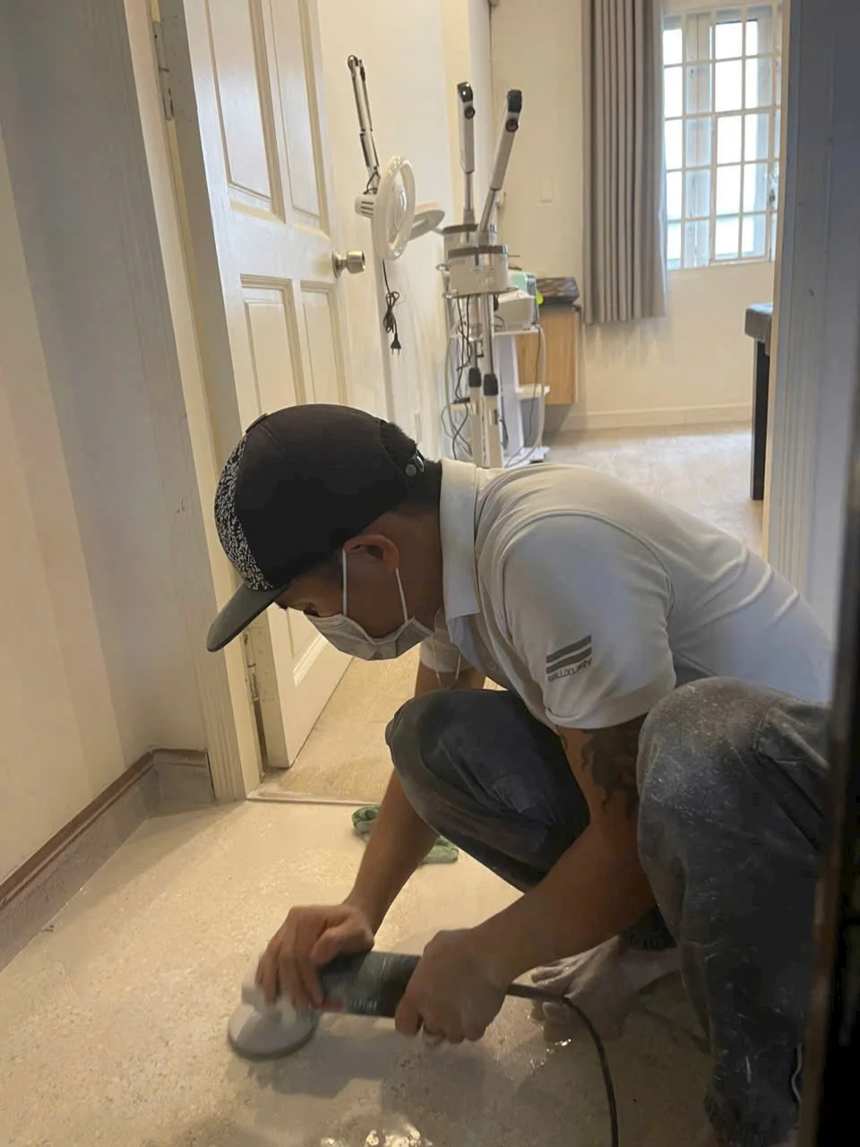 dùng xăng thơm lau sạch vết sơn dầu văng trên sàn nhà