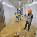 cách vệ sinh sàn epoxy nhà xưởng đúng chuẩn sạch bóng