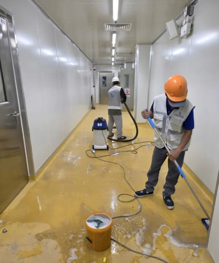 cách vệ sinh sàn epoxy nhà xưởng đúng chuẩn sạch bóng