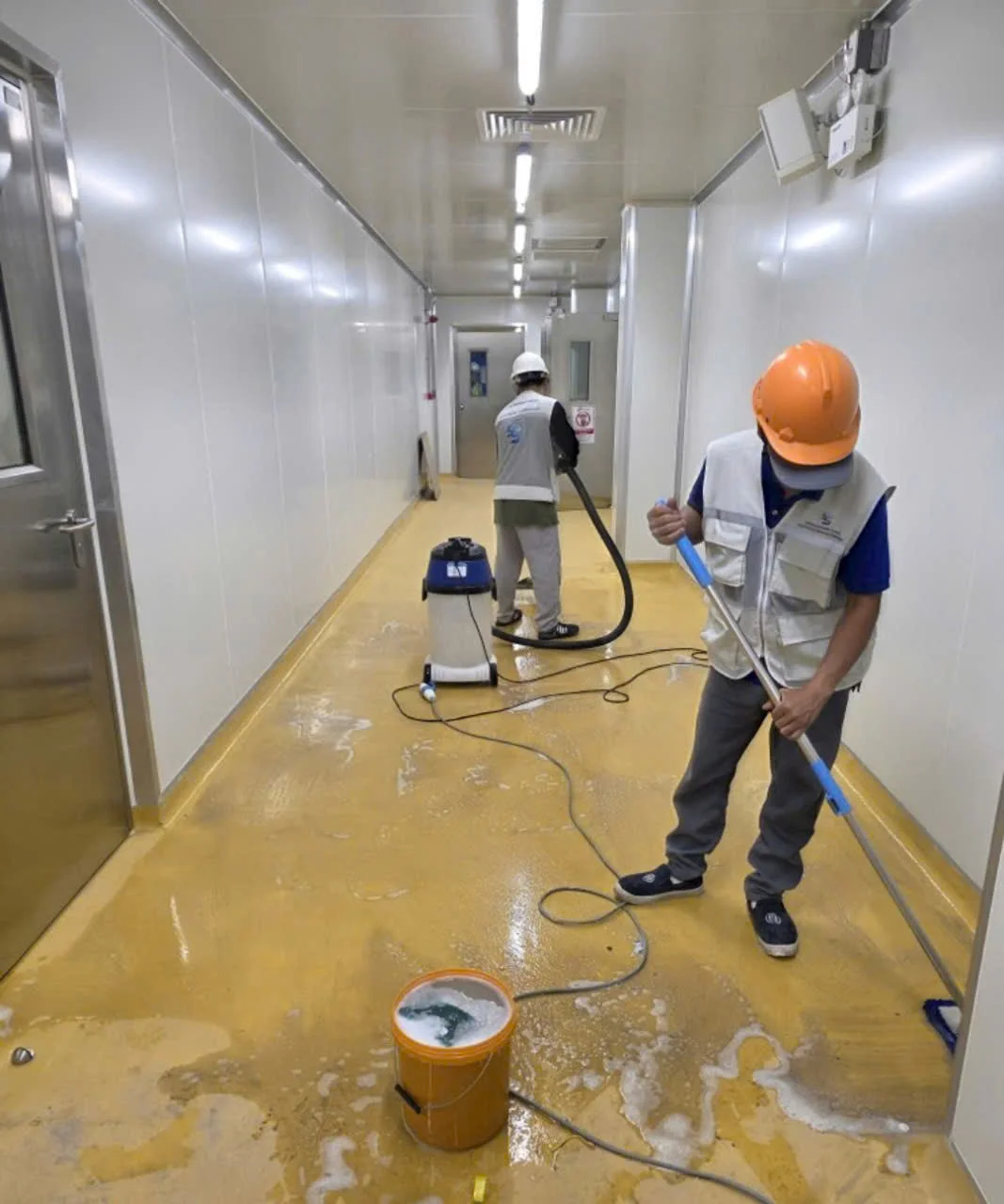 cách vệ sinh sàn epoxy nhà xưởng đúng chuẩn sạch bóng