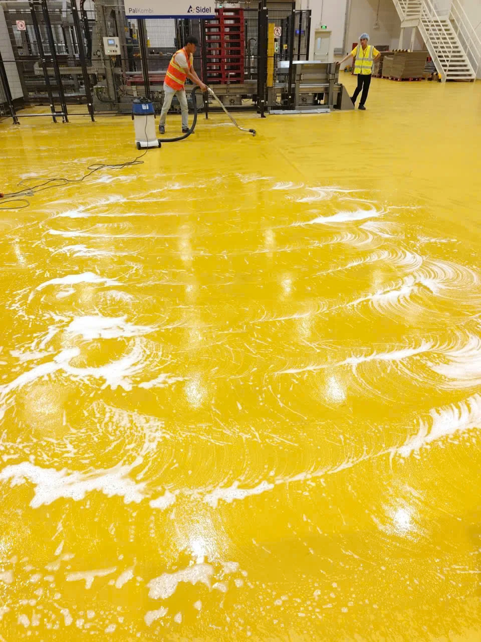 quy trình chà rửa và làm sạch sàn epoxy công nghiệp