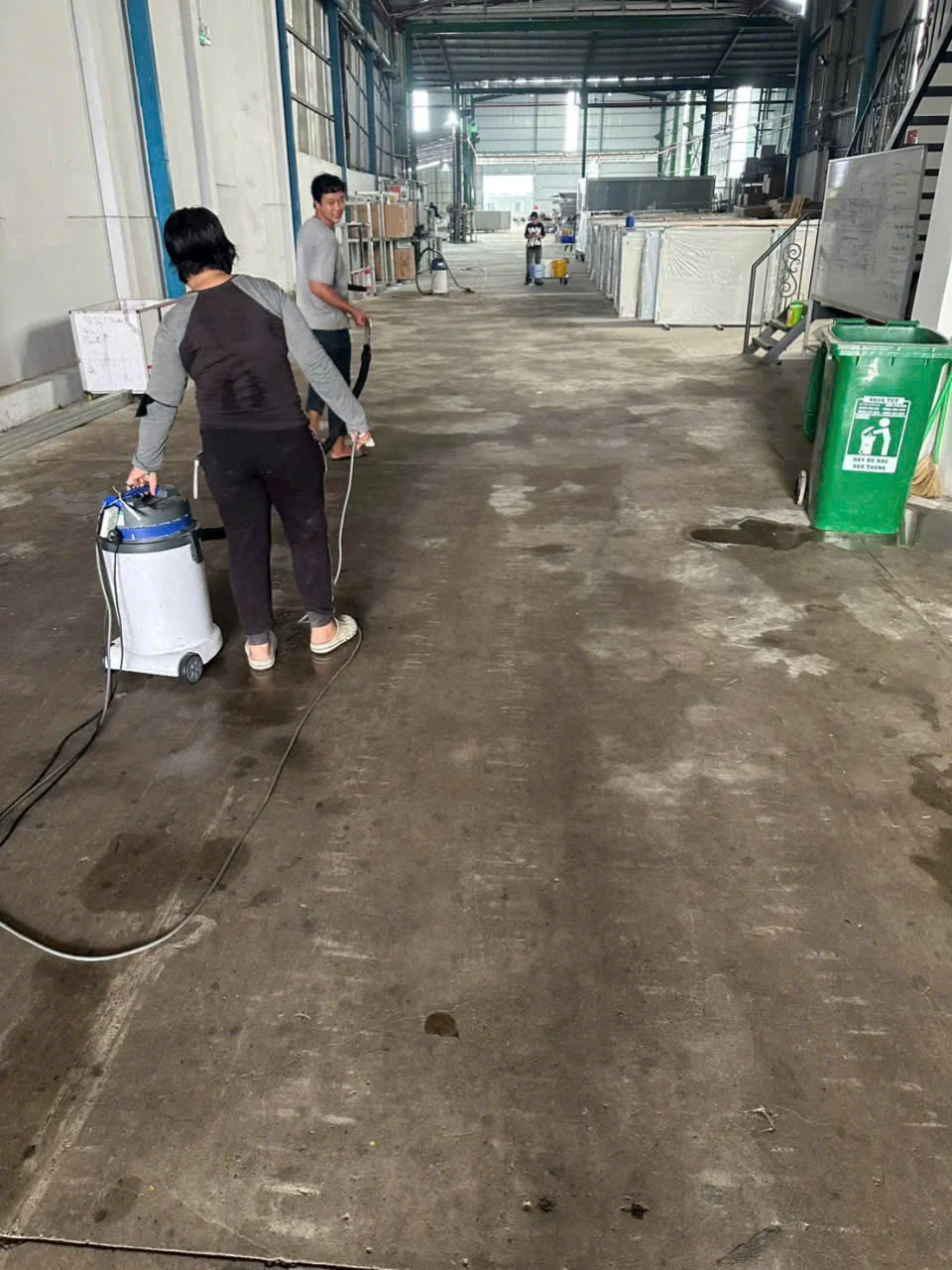 xử lý vết dầu mỡ bánh xe trên mặt sàn epoxy