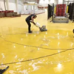 Cách vệ sinh sàn nhà xưởng dính dầu mỡ bằng máy
