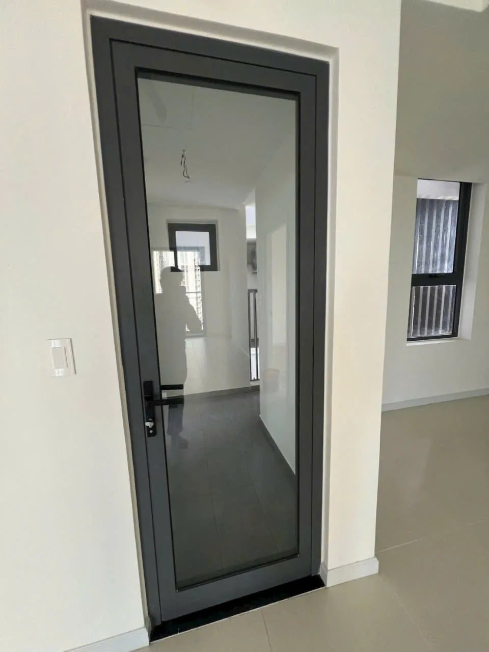 cửa kính căn hộ Akari Bình Tân bóng sạch sau vệ sinh
