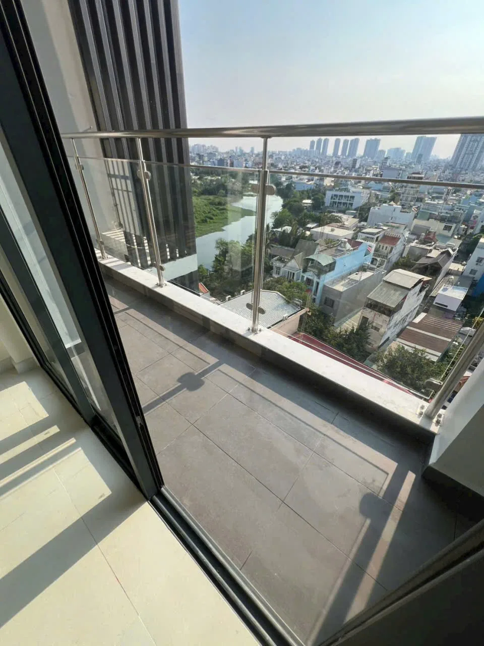 bếp căn hộ Thủ Thiêm Quận 2 gọn sạch sau vệ sinh