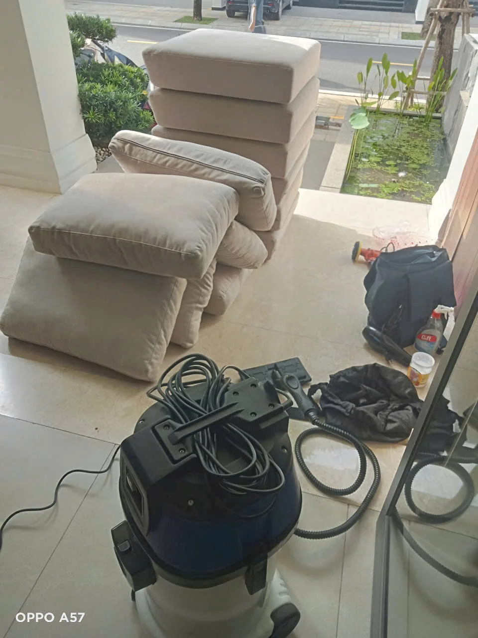 dùng tăm bông thấm cồn tẩy vết mực trên sofa da