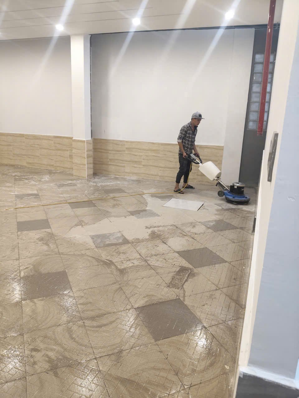 Máy chà sàn công nghiệp Máy chà sàn công nghiệp làm sạch bề mặt gạch lát sàn