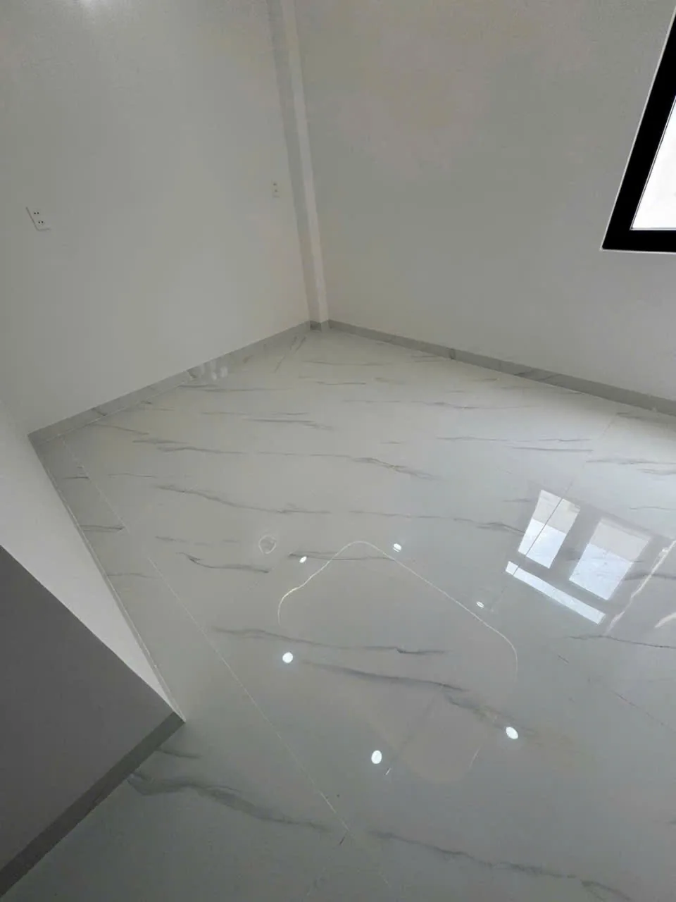 cầu thang nhà liền kề Mã Lò Bình Tân bóng sạch