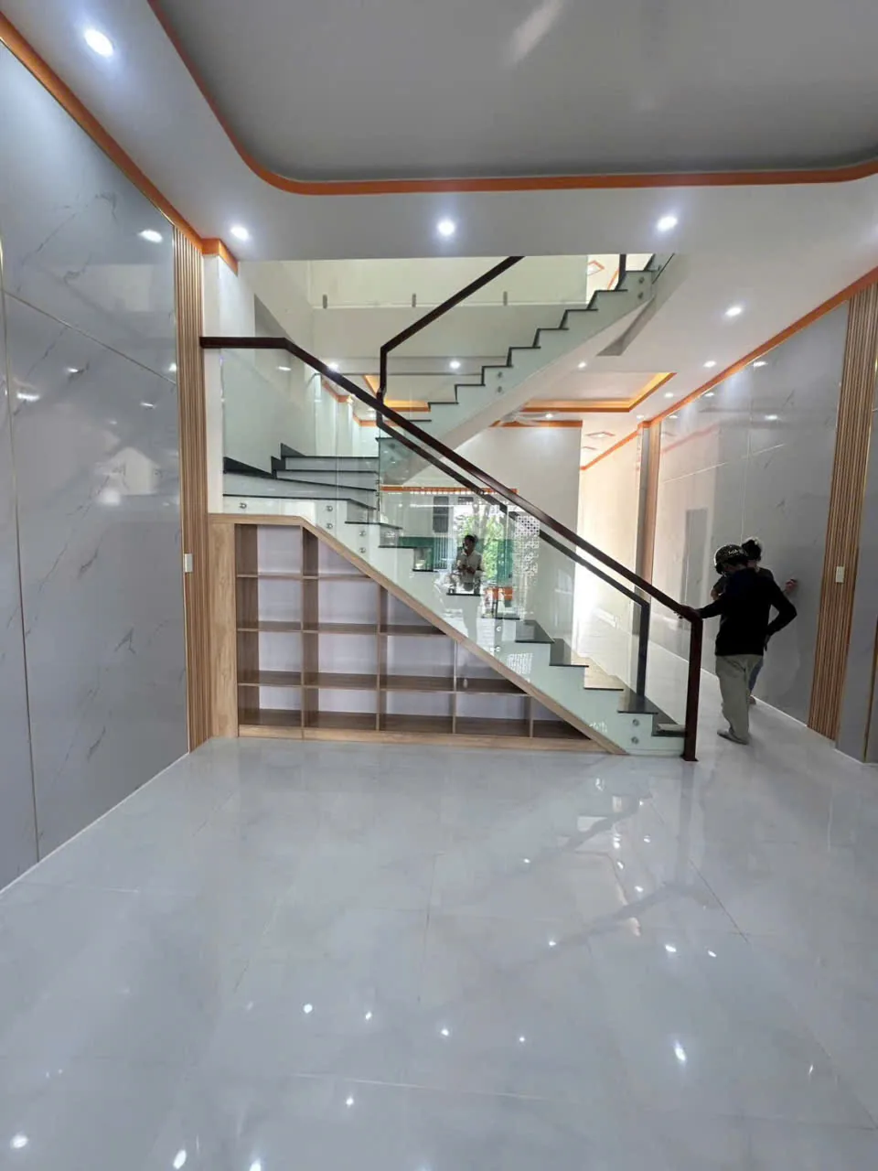 sân trước nhà ở đường Bến Cát Bình Dương sạch thoáng