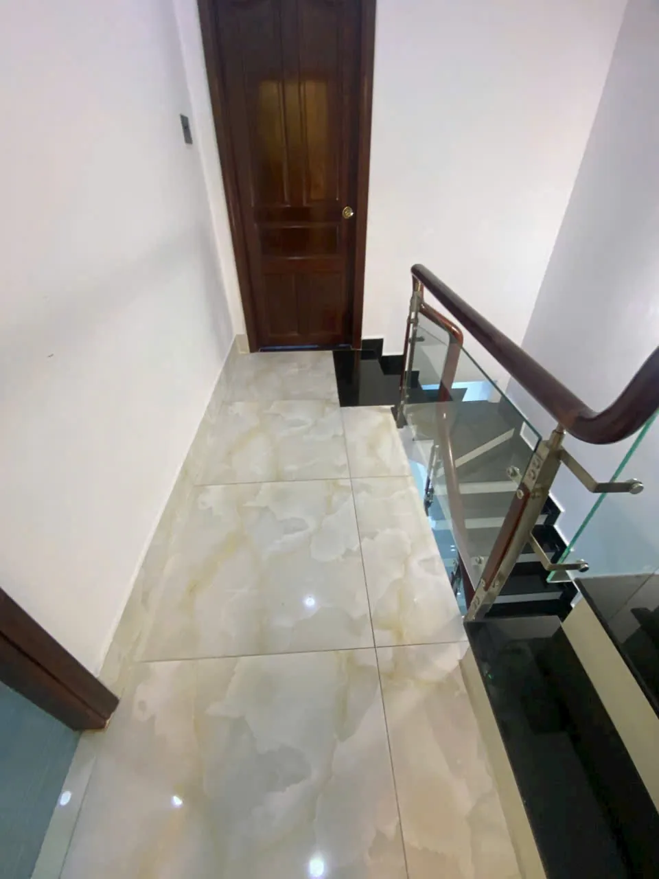cầu thang nhà phố Phạm Hùng Quận 8 bóng sạch