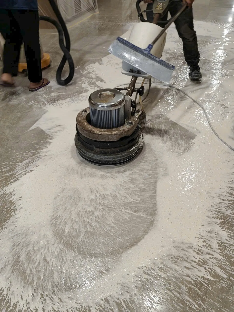 khu vực máy móc nhà xưởng được vệ sinh toàn diện