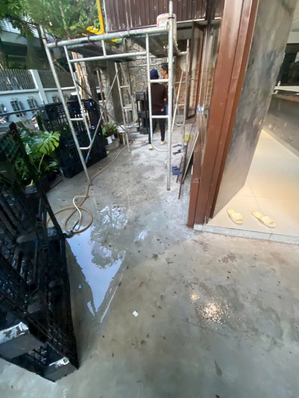 sàn quán cà phê Đỗ Xuân Hợp sau vệ sinh sự kiện