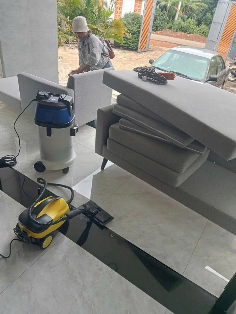 quy trình hút ẩm tẩy vết mực trên ghế sofa vải nỉ