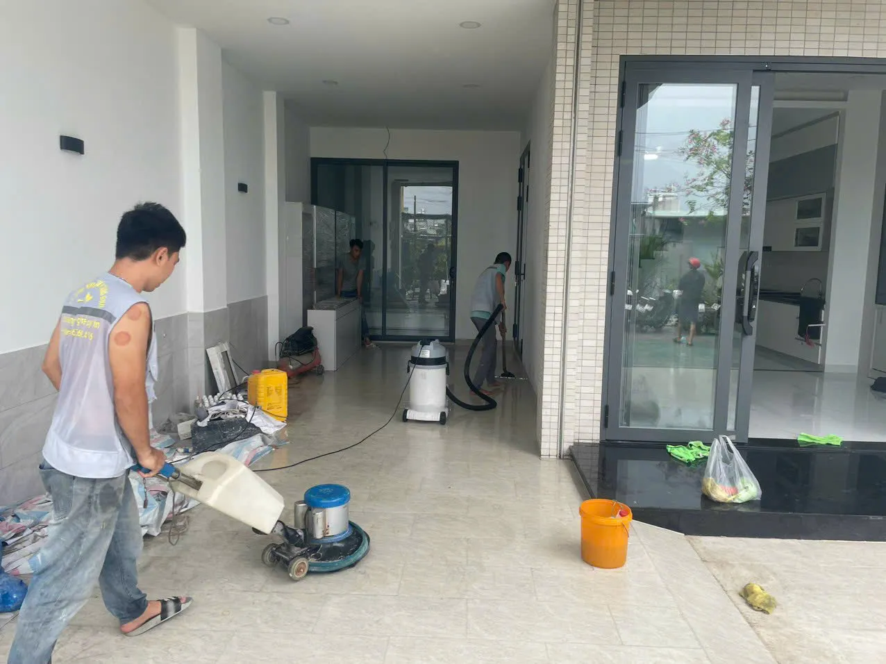 quy trình vệ sinh nhà mới xây xong khỏi bụi mịn