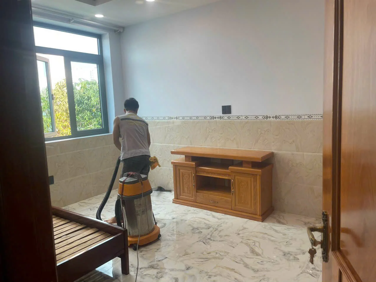 dọn bụi xi măng mịn trên sàn gạch nhà mới xây