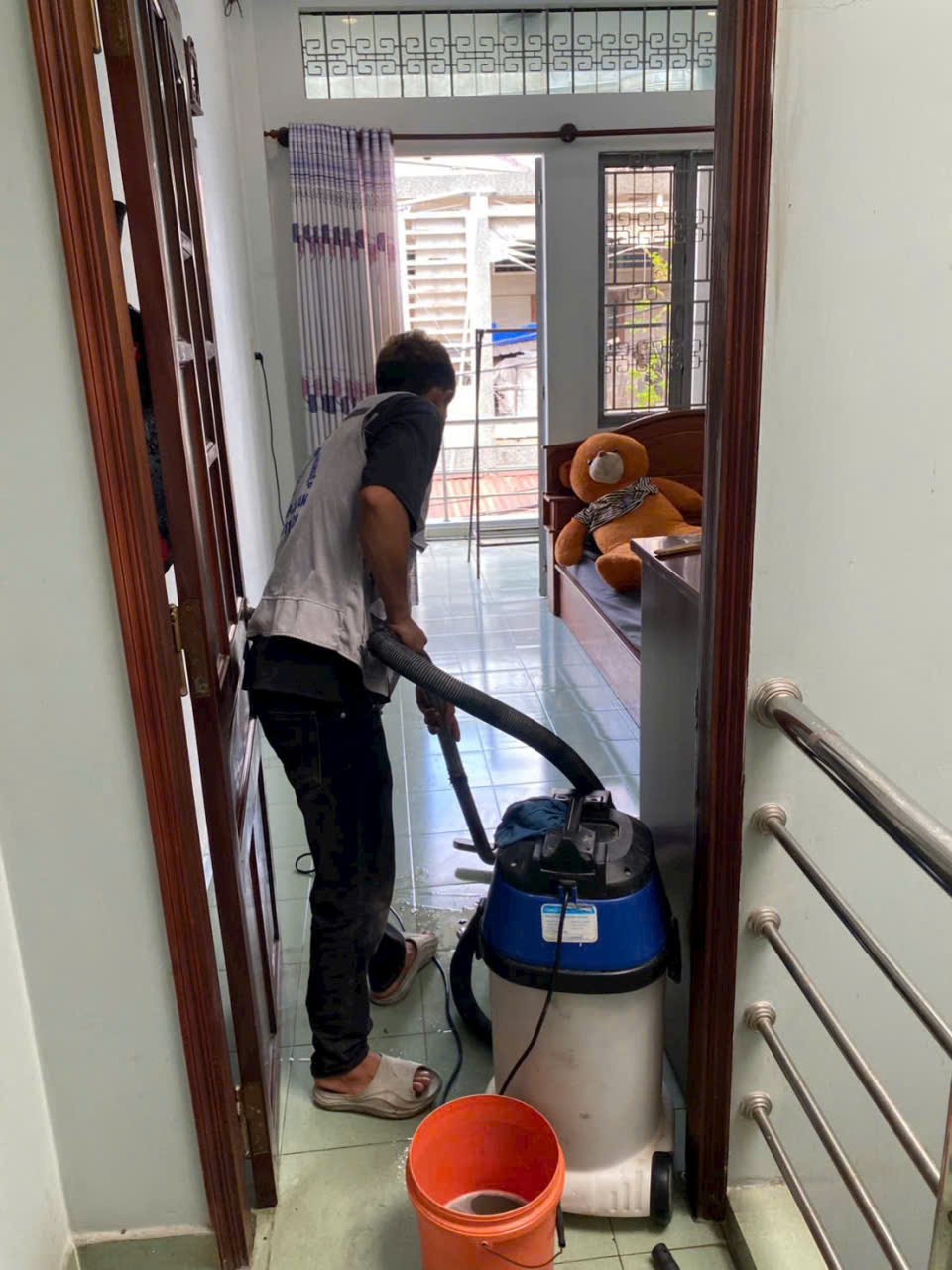 Sàn nhà sáng bóng sau khi vệ sinh Bề mặt sàn nhà sáng bóng sau khi dọn dẹp nhà mới