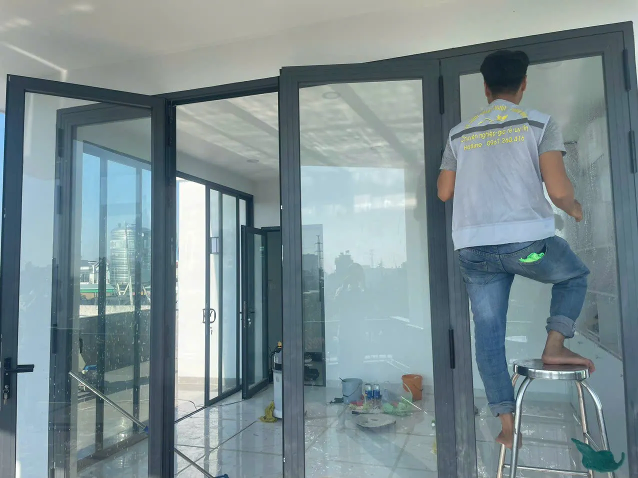 vệ sinh tỉ mỉ khung cửa nhôm kính nhà mới xây xong