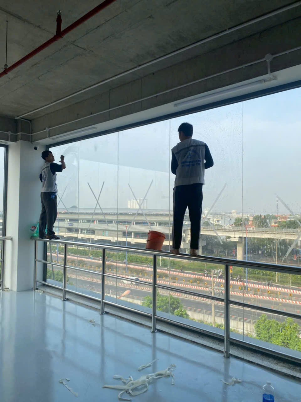 Dao nhựa cạo vết xi măng khô bám trên cửa kính dao nhựa cạo vết xi măng khô bám trên cửa kính