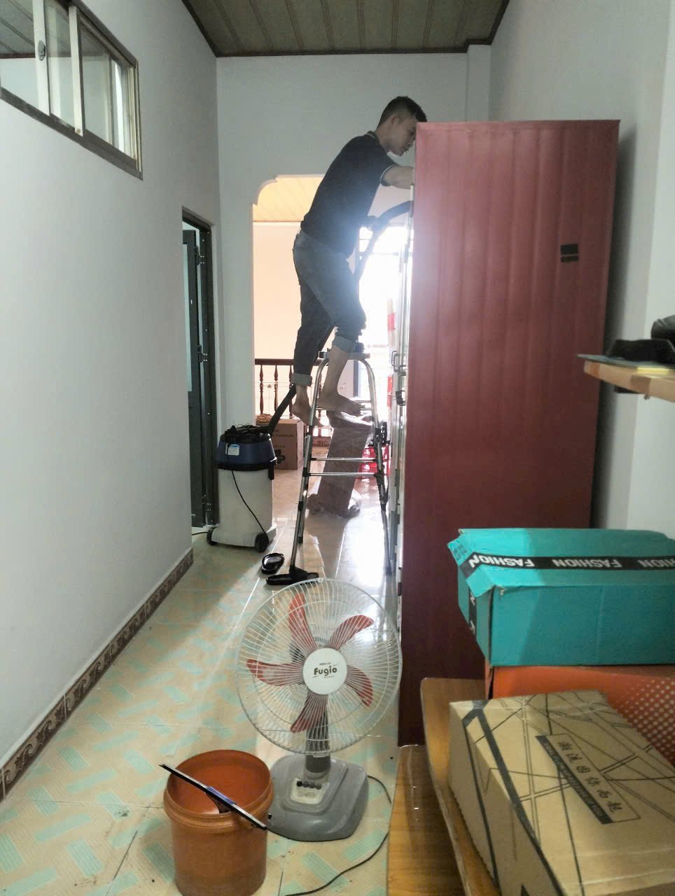 Vệ sinh kính và khung cửa sổ Tẩy vết sơn và xi măng trên khung cửa sổ nhôm kính