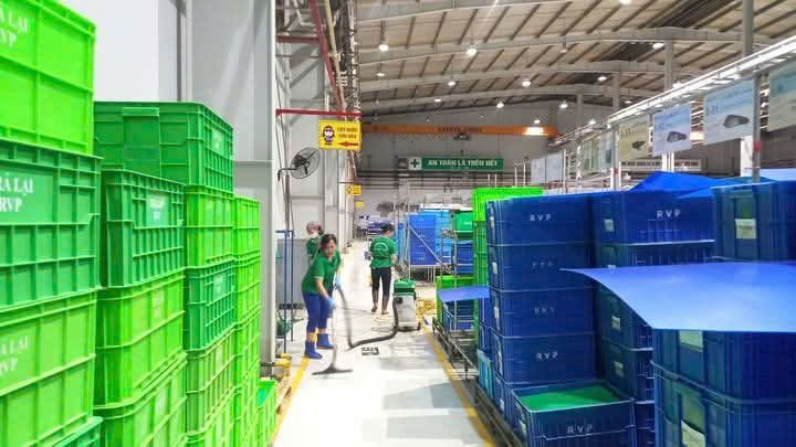 Đội ngũ nhân viên dịch vụ vệ sinh kho hàng chuyên nghiệp