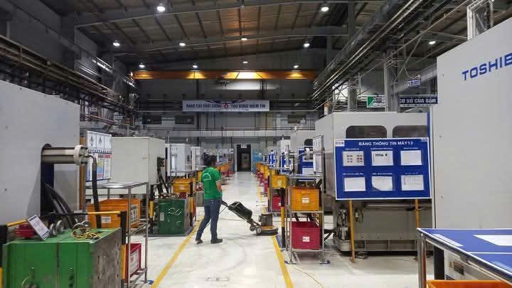Nhân viên dùng máy chà sàn công nghiệp vệ sinh nền kho
