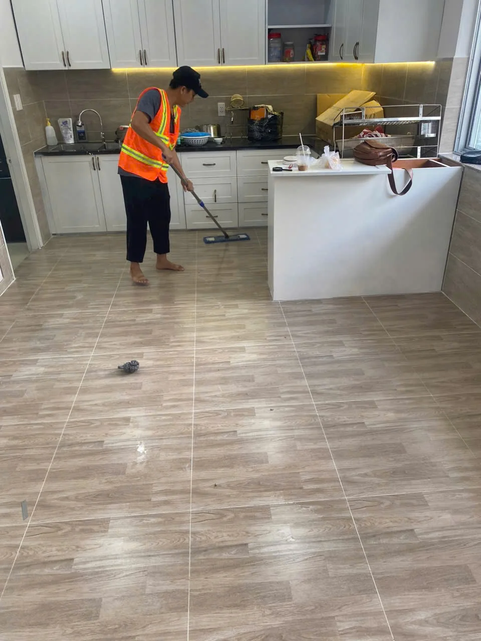 Vệ sinh sạch vết xi măng bám dính trên nền gạch men